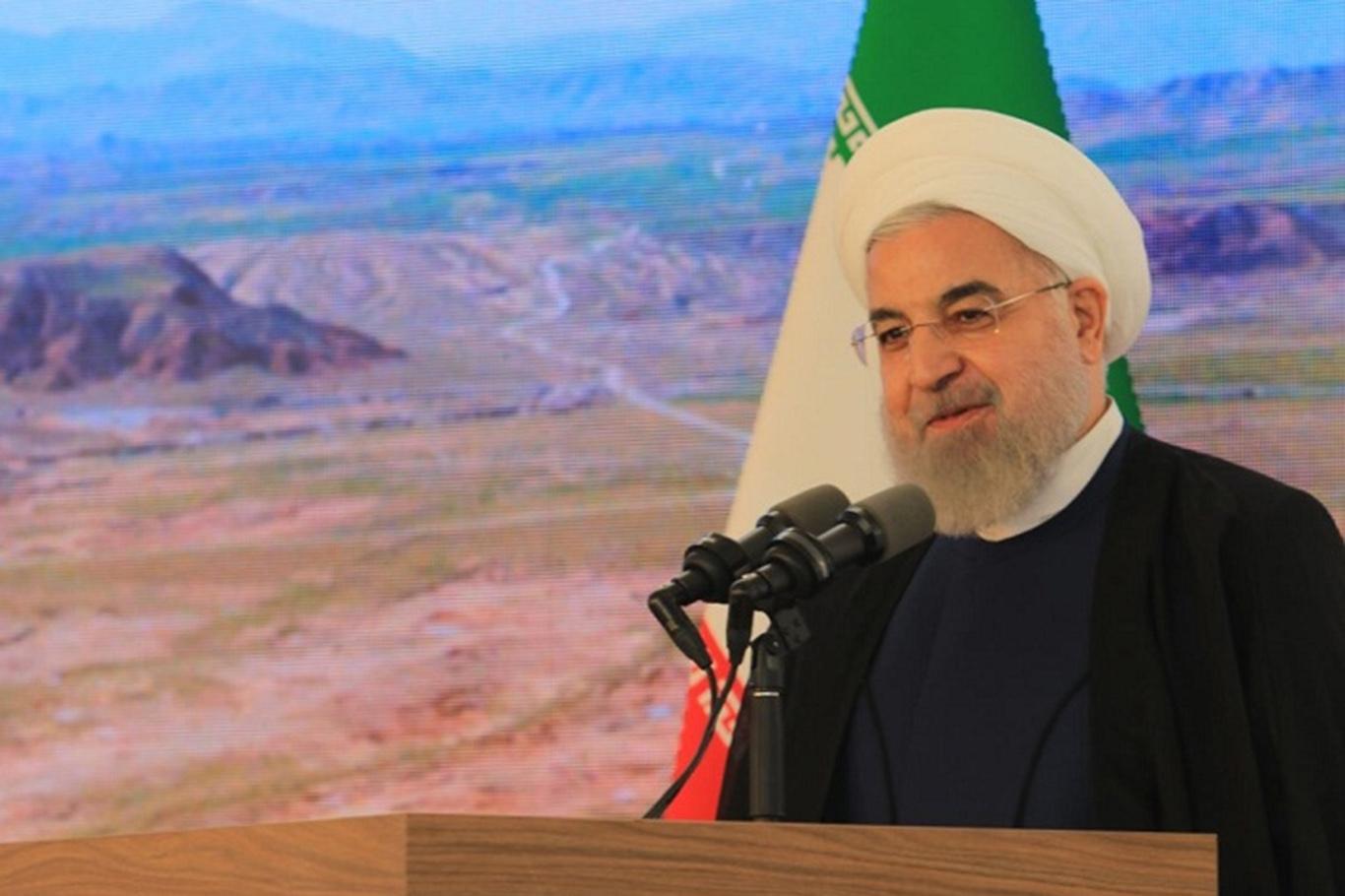 Ruhani: İran halkı zorbalar karşısında boyun eğmez